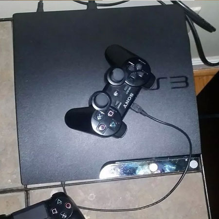 Playstation 3 250gb c/ 2 Controles